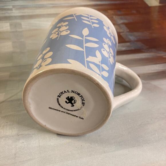 Royal Norfolk Coffee or Tea Mug w/Blue and White Leaves and Berries EUC - Picture 2 of 3